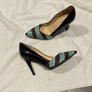 Guess pumps